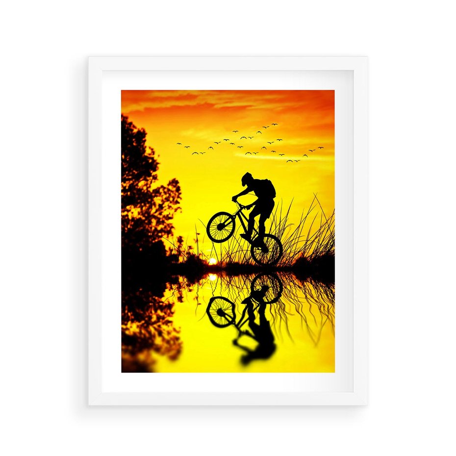 Plakat w ramie 40x50 - Rower przy zachodzie słońca - rower, zachód - rama biała