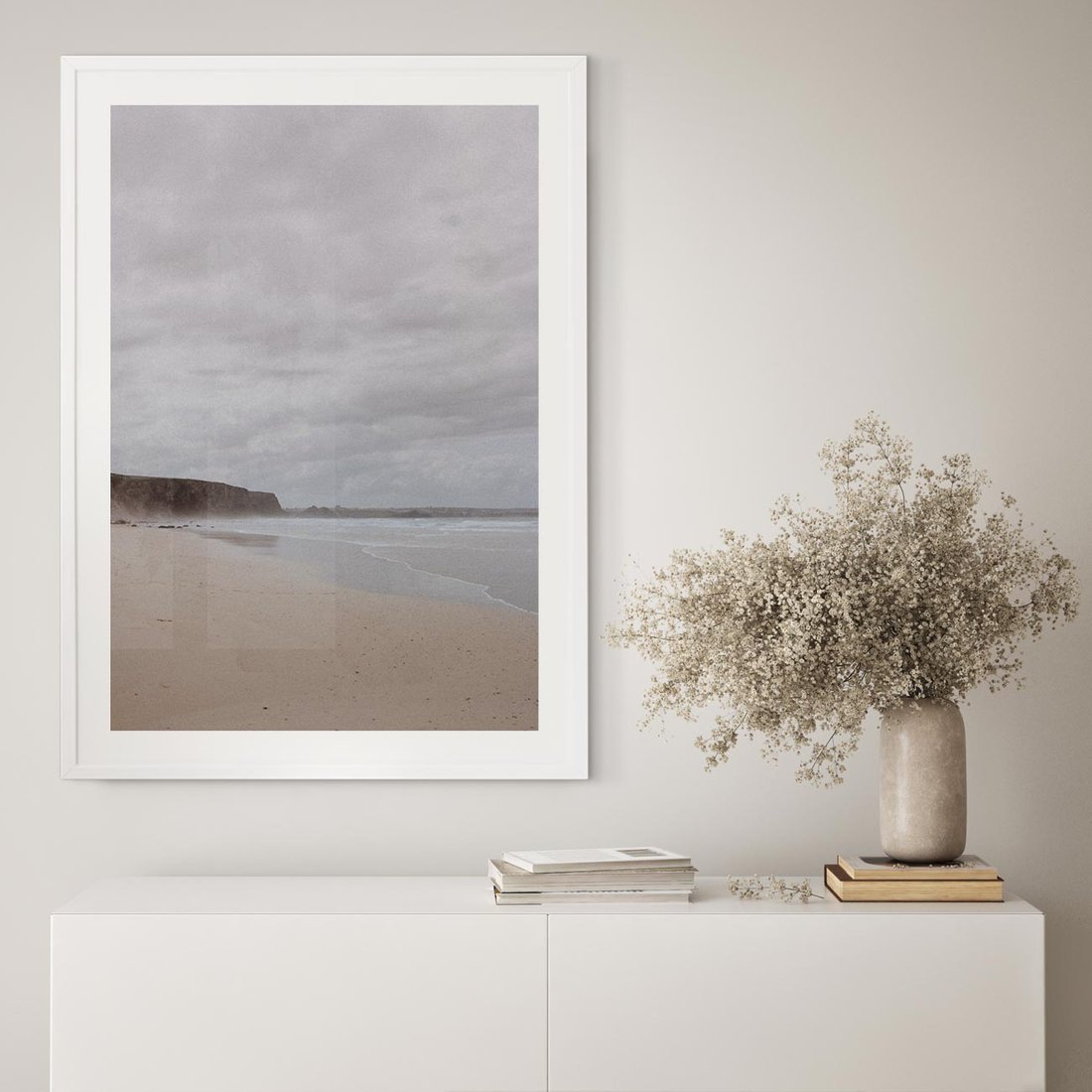 Plakat w ramie 30x40 - Mglista plaża - plaża, mgła - rama biała