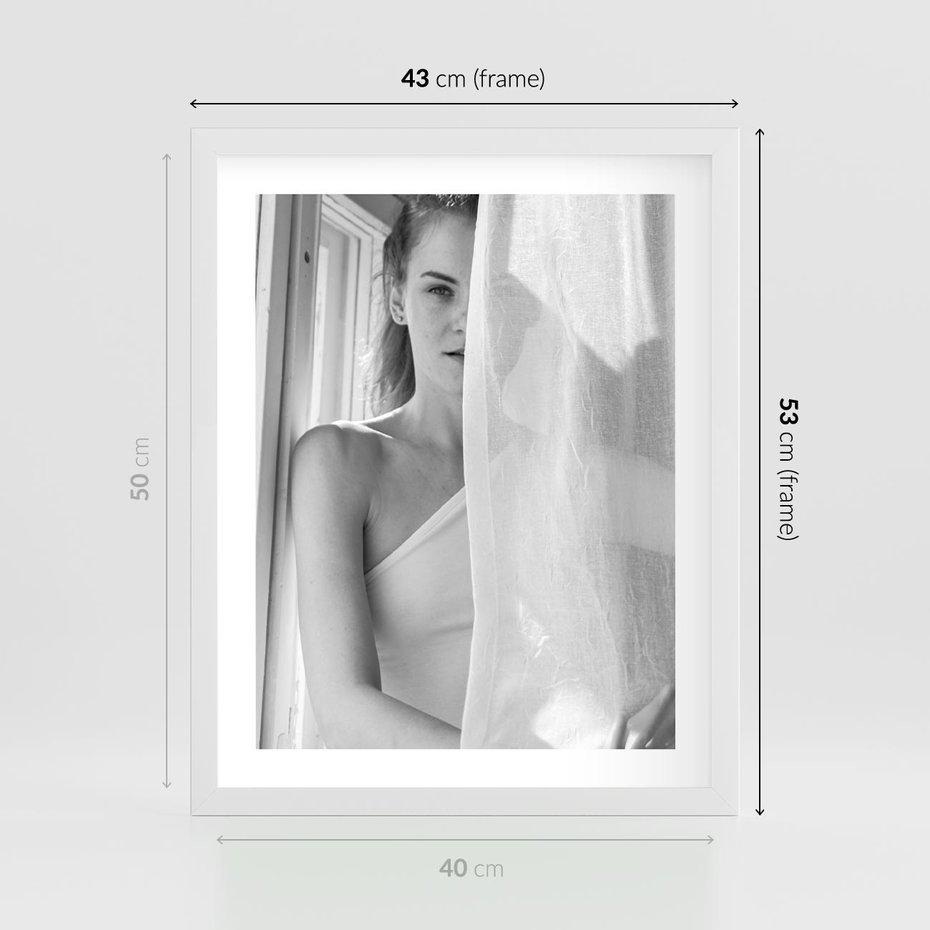 Plakat w ramie 40x50 - Za Firanką - czarno białe zdjecie, piękny portret eterycznej kobiety - rama biała