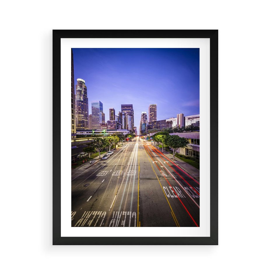 Plakat w ramie 50x70 - Światło nocnej ulicy - miasto, nocą - rama czarna