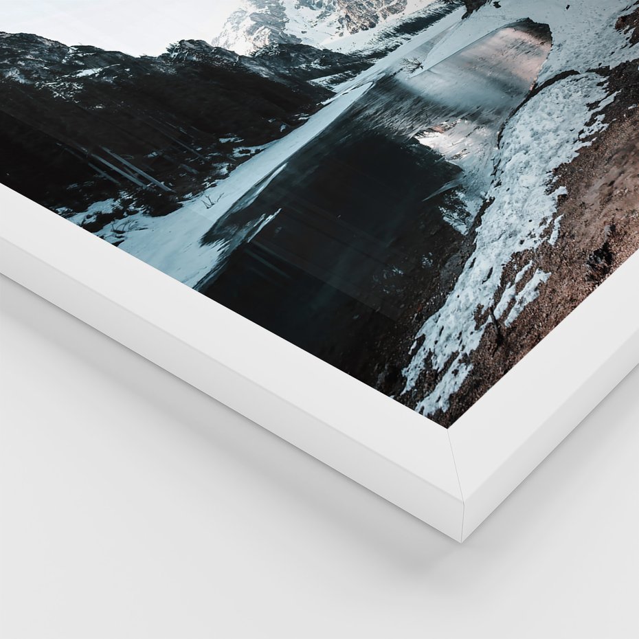 Zestaw obrazy w ramie 50x70 galeria - Las, domek, w, górach, zimą - rama biała