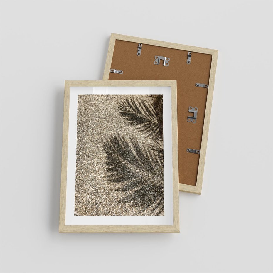 Plakat w ramie 30x40 - Plażowa Idylla - palma, cień na piasku - rama drewno