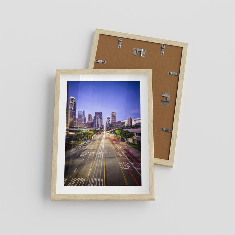 Plakat w ramie 30x40 - Światło nocnej ulicy - miasto, nocą - rama drewno