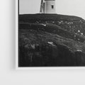 Obraz w ramie 100x70 - Melancholia Północy - czarnobiała fotografia, nadmorska latarnia na klifie - rama biała