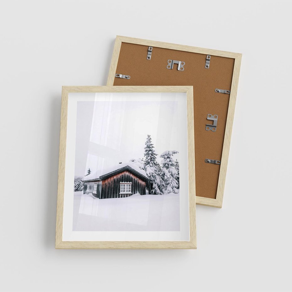 Plakat w ramie 40x50 - Zimowy Azyl: Domek w Górach - domek w górach, śnieg - rama drewno
