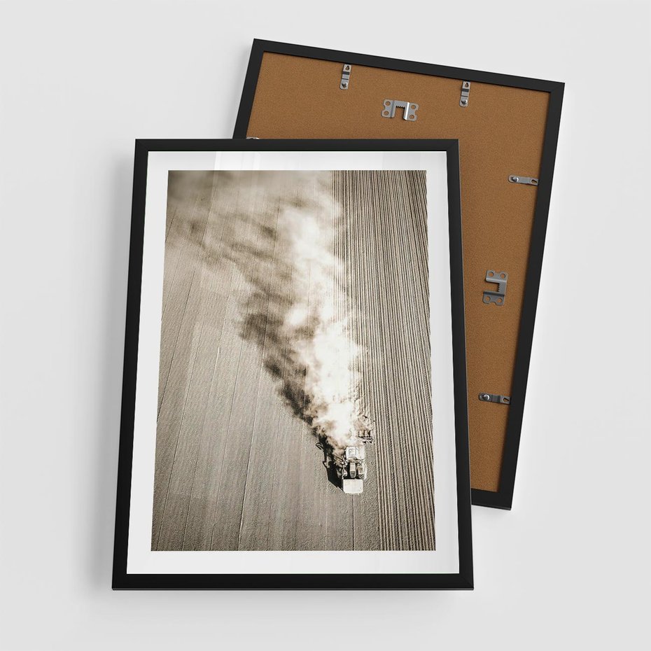 Plakat w ramie 50x70 - Żniwa na Wsi - pole, traktor na polu - rama czarna