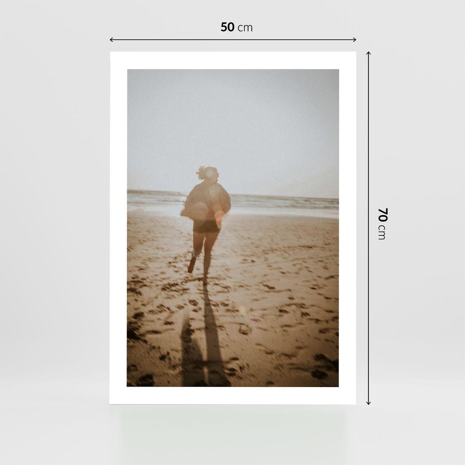 Plakat bez ramy 50x70 - O Zachodzie Słońca - klimatyczna fotografia, postać biegnie po plaży