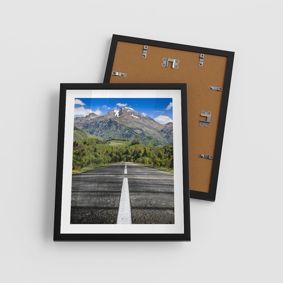 Plakat w ramie 40x50 - Droga przez góry: podróż do przygody - droga, góry - rama czarna