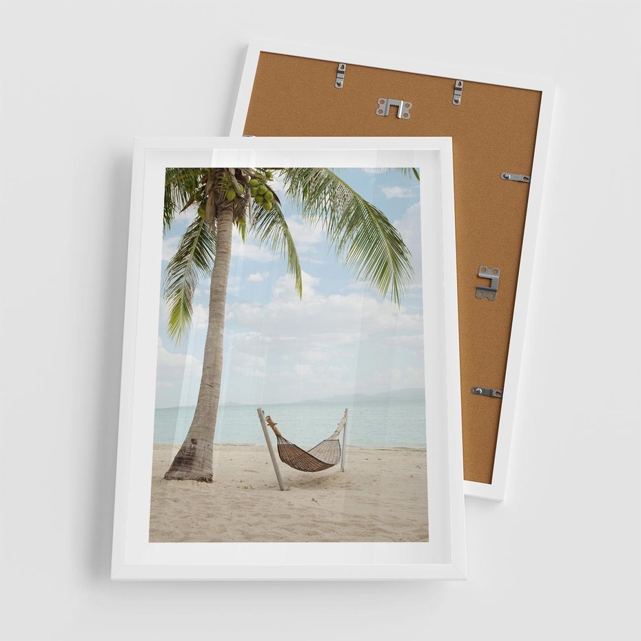 Plakat w ramie 50x70 - Relaks na plaży - palma, hamak - rama biała