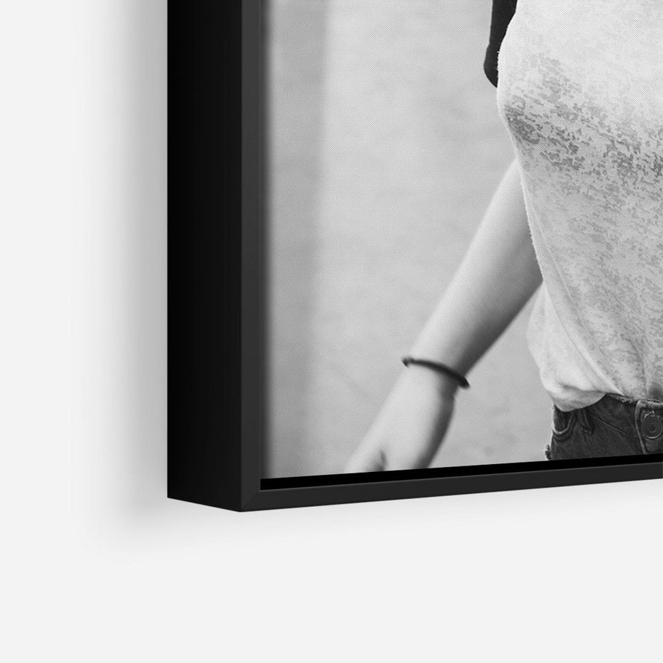 Obraz w ramie 50x70 - Letnia Młodość - nowoczesna fotografia, czarno biała - rama czarna