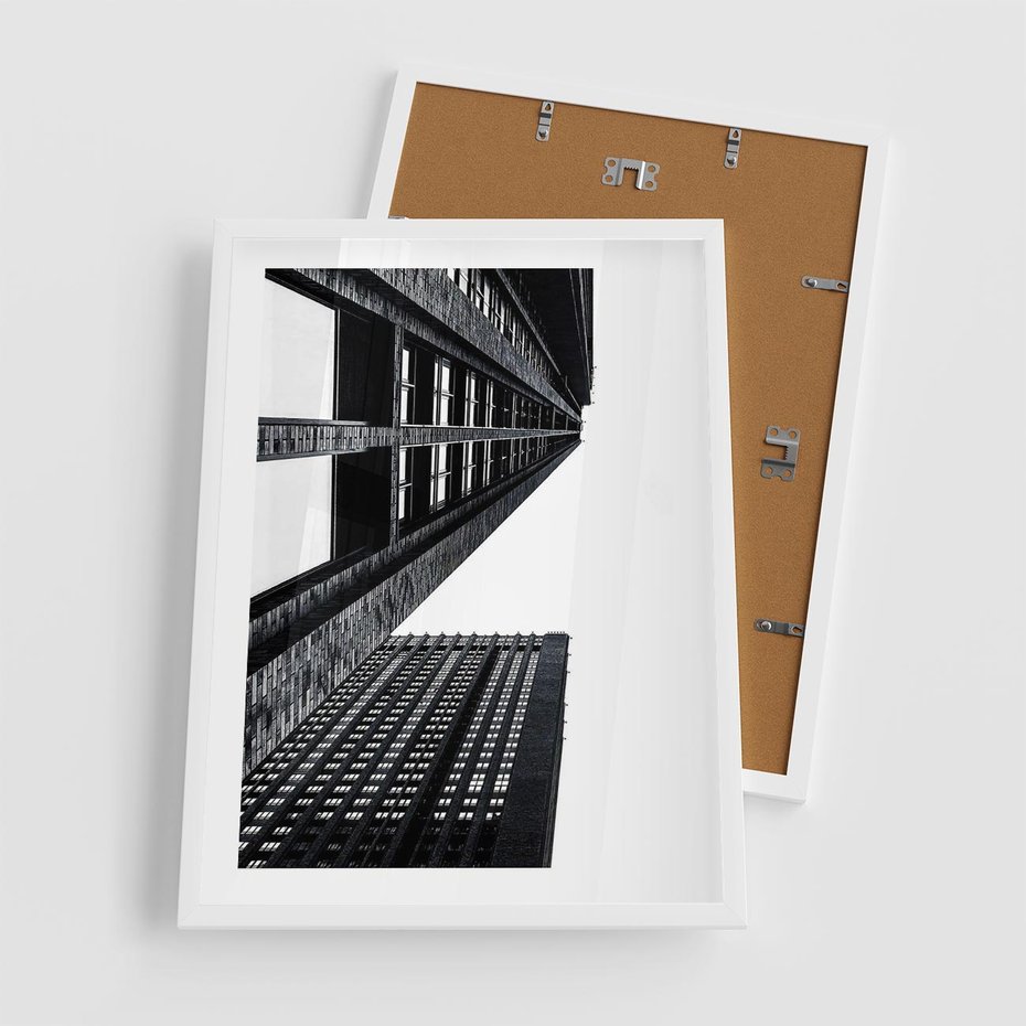 Plakat w ramie 50x70 - Geometryczna Asymetria - architektura, czarno białe zdjęcie - rama biała