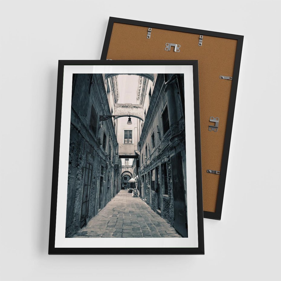 Plakat w ramie 50x70 - Odkryj tajemnice miasta - uliczka, perspektywa - rama czarna