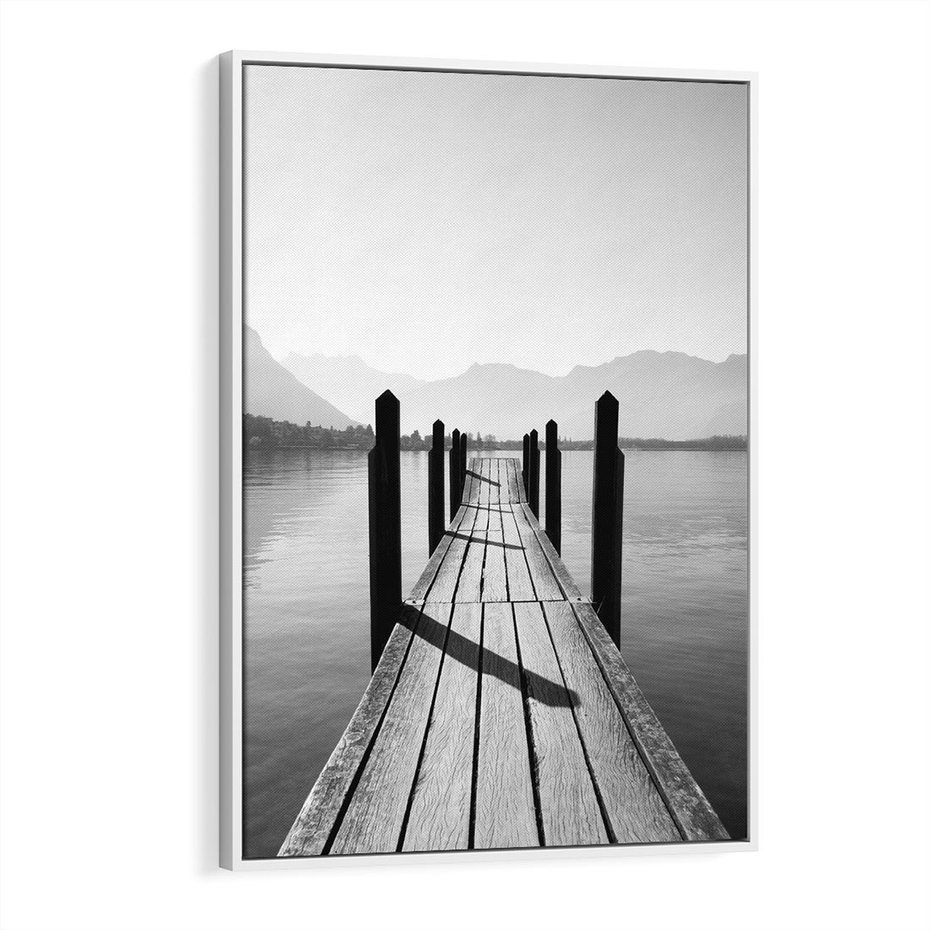 Obraz w ramie 50x70 - Spokojna Przystań - czarno biała fotografia, drewniany pomost na jeziorze - rama biała