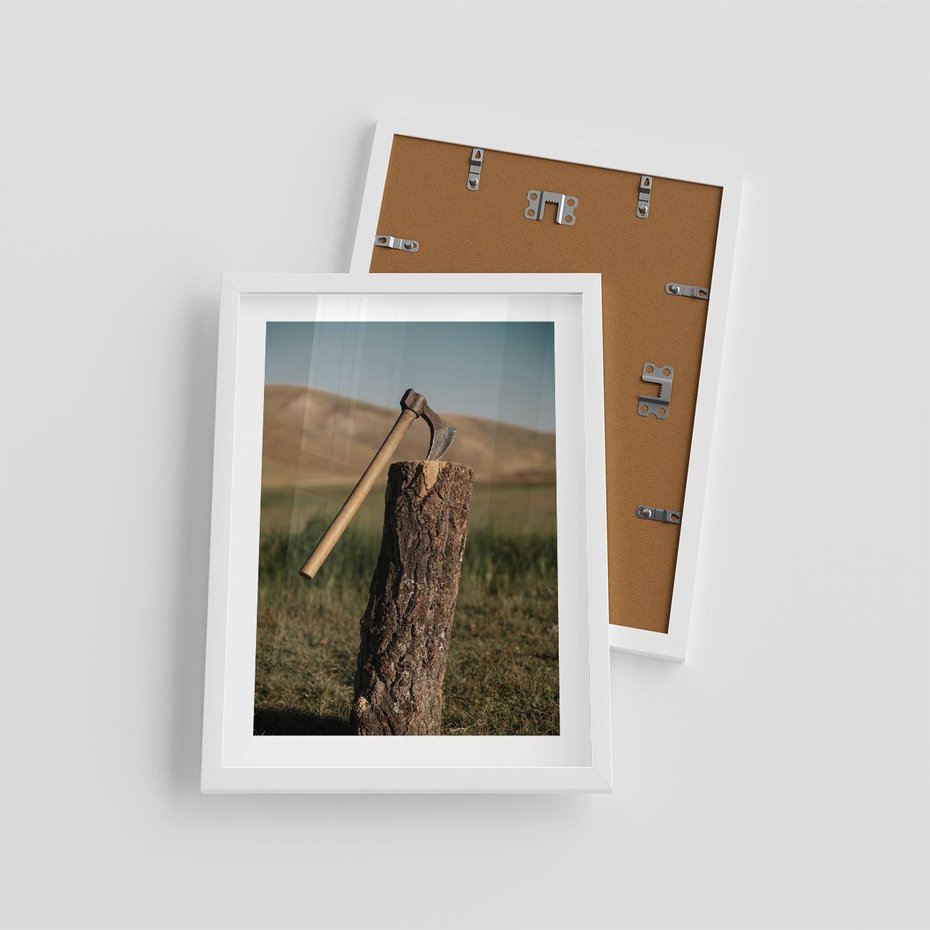 Plakat w ramie 30x40 - Lasowa siła w drewnie - las, siekiera - rama biała