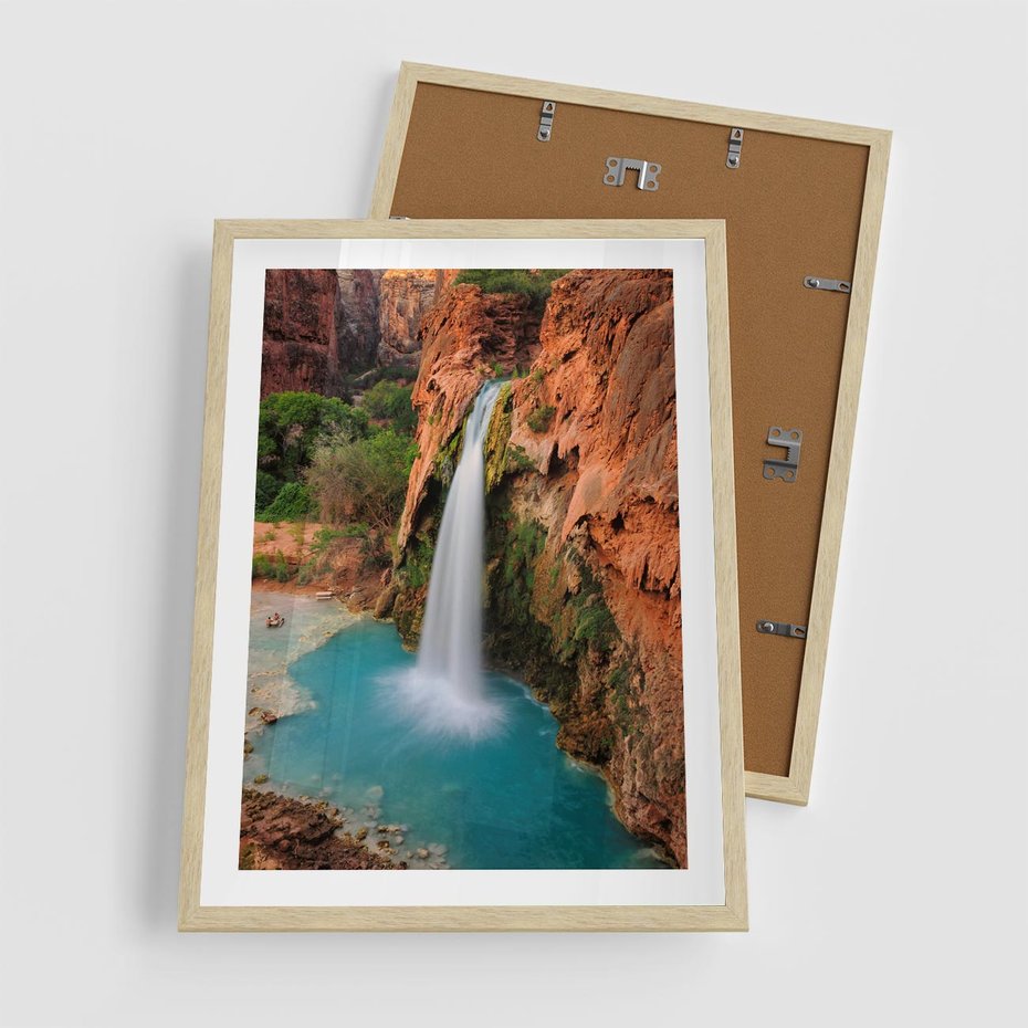 Plakat w ramie 50x70 - Wodospad wśród majestatycznych gór - wodospad, górski - rama drewno