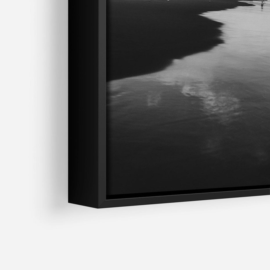 Obraz w ramie 50x70 - Nadmorska Melodia - czarno białe zdjęcie, plaża - rama czarna