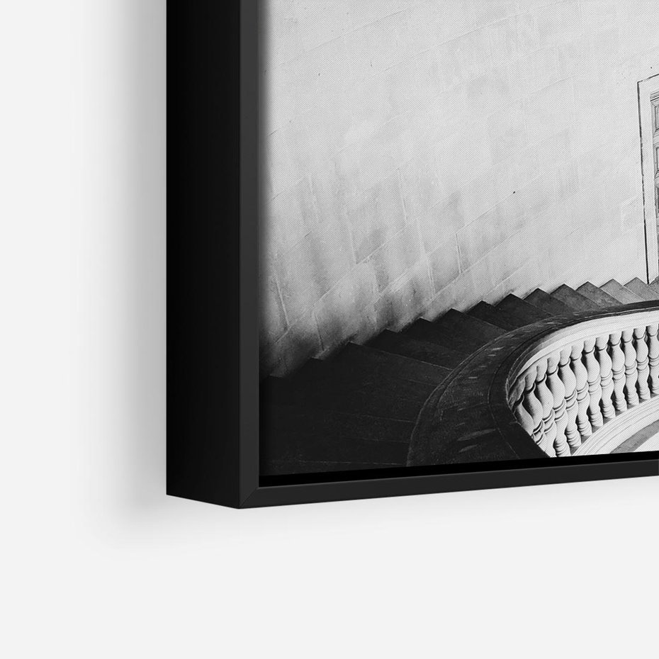Obraz w ramie 50x50 - Po Schodach w Dół - czarno białą fotgrafia, zakręcone schody w starek kamienicy - rama czarna