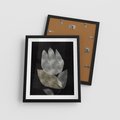 Plakat w ramie 40x50 - Nocne Uniesienia - abstrakcyjny kwiat, mroczna atmosfera - rama czarna