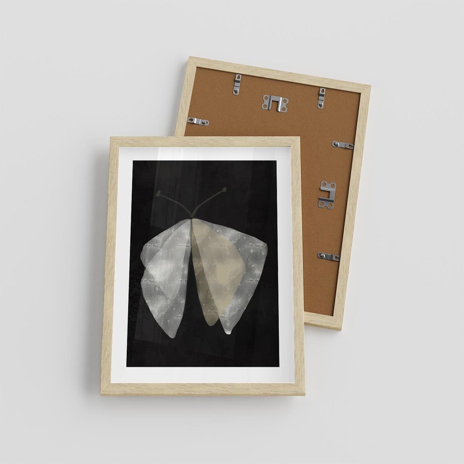 Plakat w ramie 30x40 - Obce Powidoki - abstrakcyjna ćma, mroczna atmosfera - rama drewno