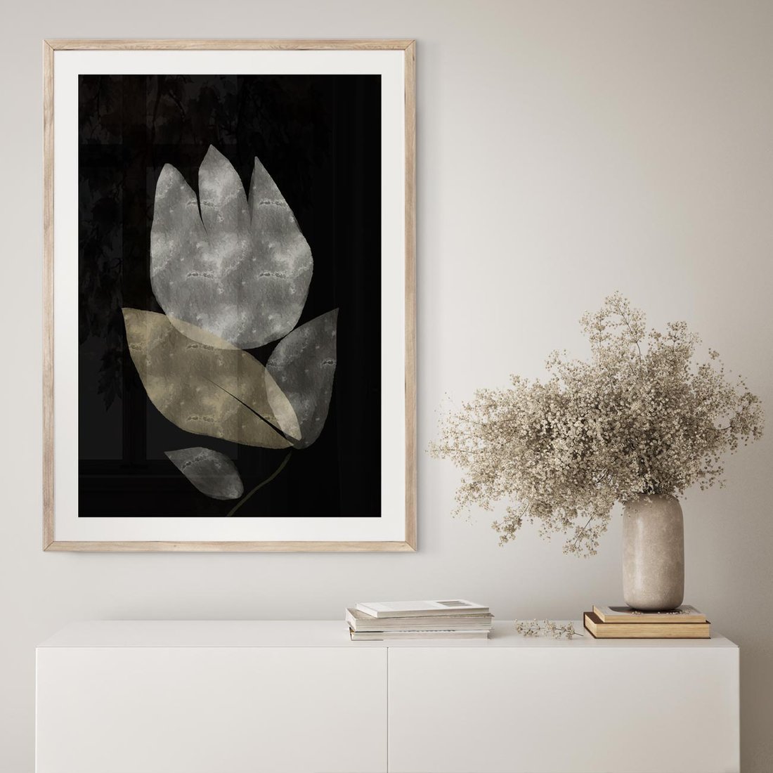 Plakat w ramie 50x70 - Nocne Uniesienia - abstrakcyjny kwiat, mroczna atmosfera - rama drewno