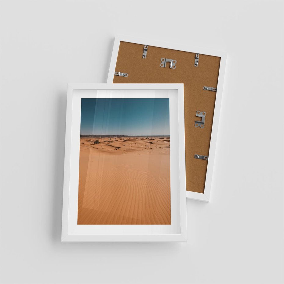 Plakat w ramie 30x40 - Piasek w Przytulnym Wnętrzu - pustynia, piasek - rama biała