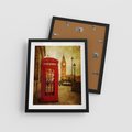 Plakat w ramie 40x50 - Ikoniczna budka telefoniczna w Londynie - sepia, budka - rama czarna