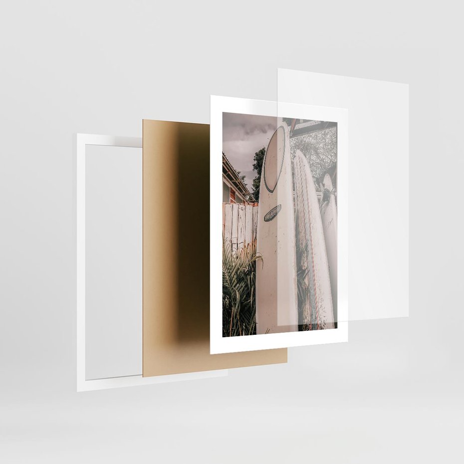 Plakat w ramie 30x40 - Deski Surfingowe czekają na Fale - deski surfingowe, stoją pod płotem - rama biała