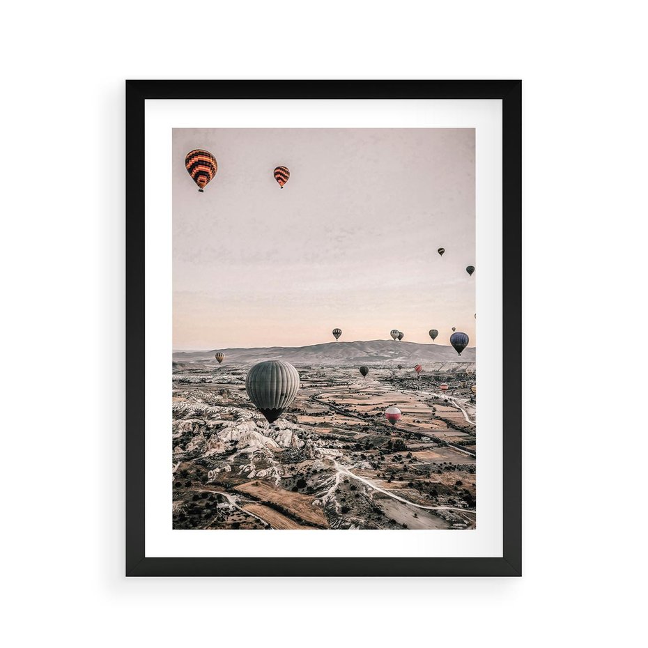 Plakat w ramie 40x50 - Wolność w Powietrzu - balony latające nas pustynnym krajbrazem, balony do latania - rama czarna