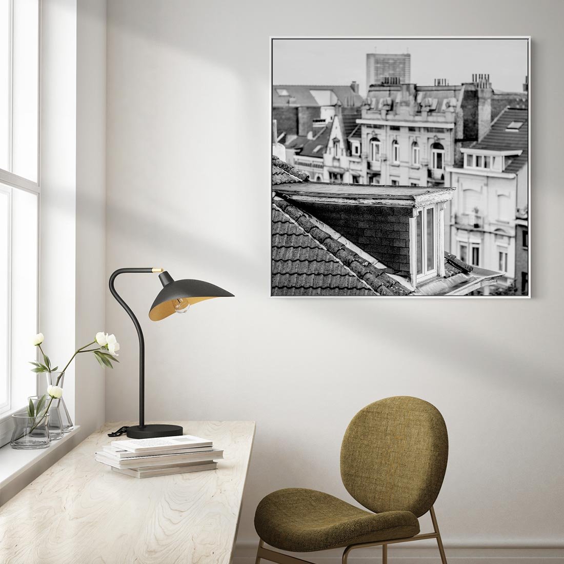 Obraz w ramie 50x50 - Miasto w Retro Odsłonie - fotografia czarno biała, ujęcie na dachy wielkiego miasta - rama biała