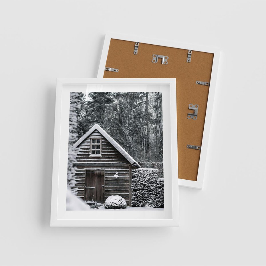 Plakat w ramie 40x50 - Zaklęta Zima - domek w lesie, śnieg - rama biała
