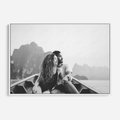Obraz w ramie 70x50 - Księga mglistych marzeń - czarno biała fotografia, para zakochanych w łodzi - rama biała