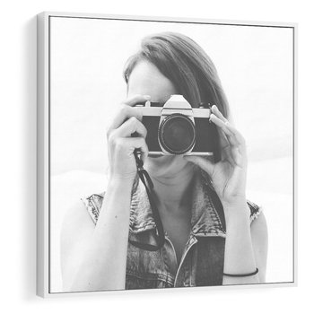 Obraz w ramie 50x50 - Zrób mi Zdjęcie - fotografia, kobieta z aparatem - rama biała
