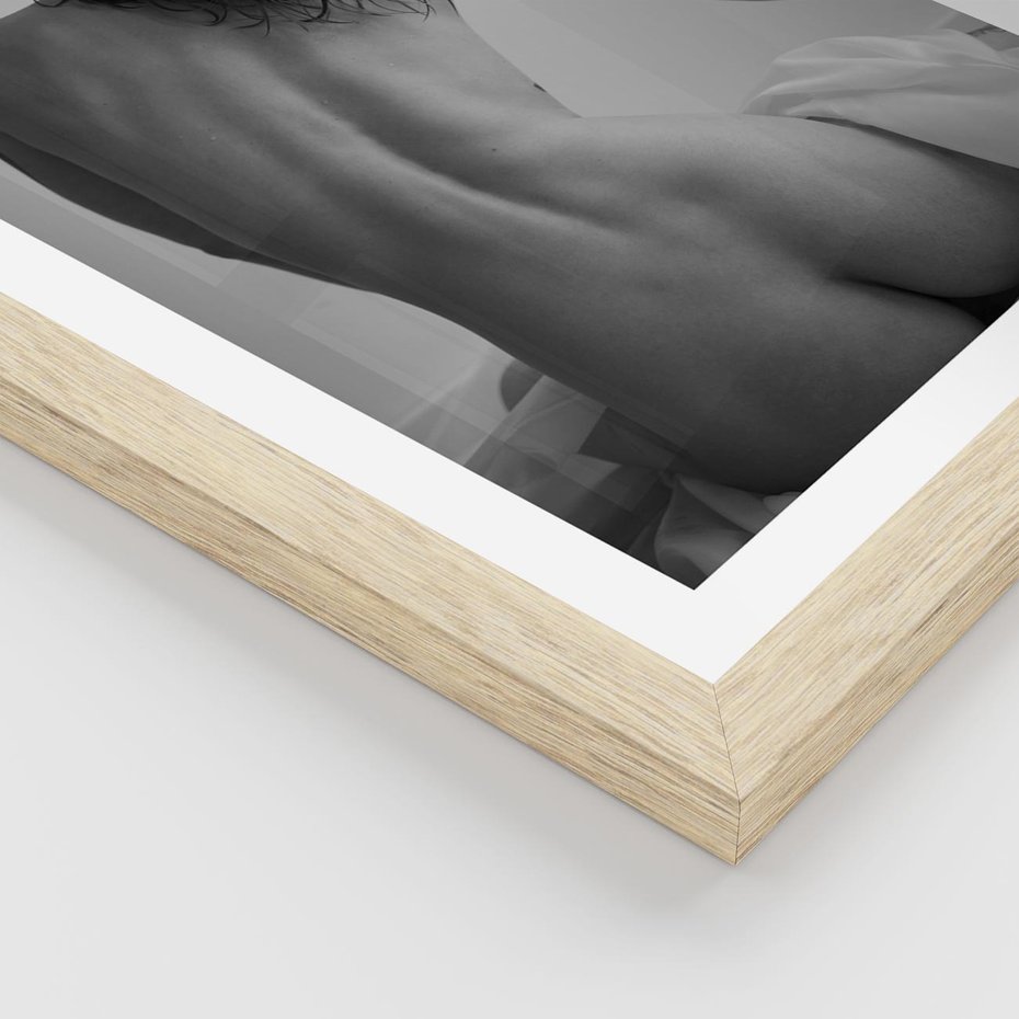 Plakat w ramie 40x50 - Piękno o Poranku - czarno biała fotografia, akt kobiecy - rama drewno