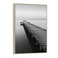 Obraz w ramie 80x120 - Mglista Perspektywa - czarno biała fotografia, drewniany pomost na jeziorze - rama drewno