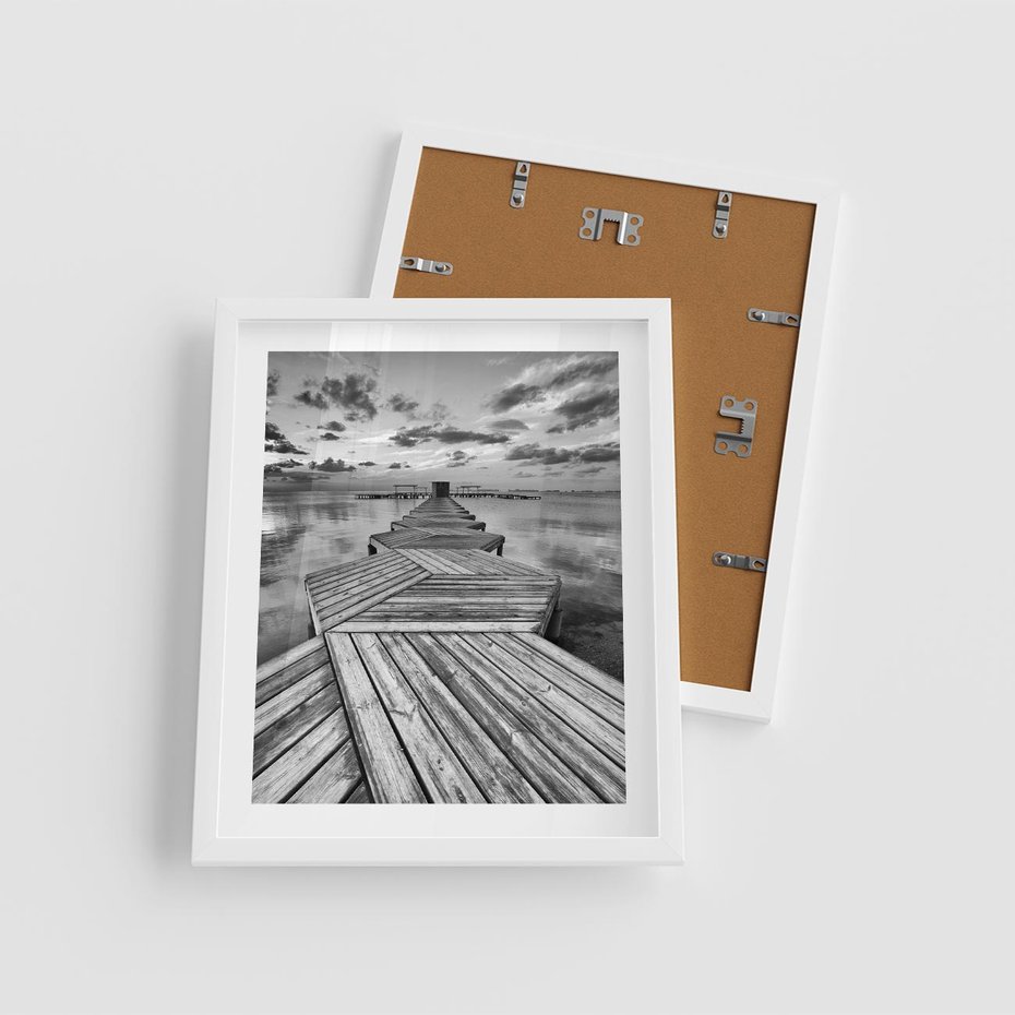 Plakat w ramie 40x50 - Pomost nad Morzem - pomost, morze - rama biała