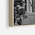 Obraz w ramie 80x120 - Nadmorska Uliczka - czarno białe zdjecie, uliczka w nadmorskim mieście - rama drewno