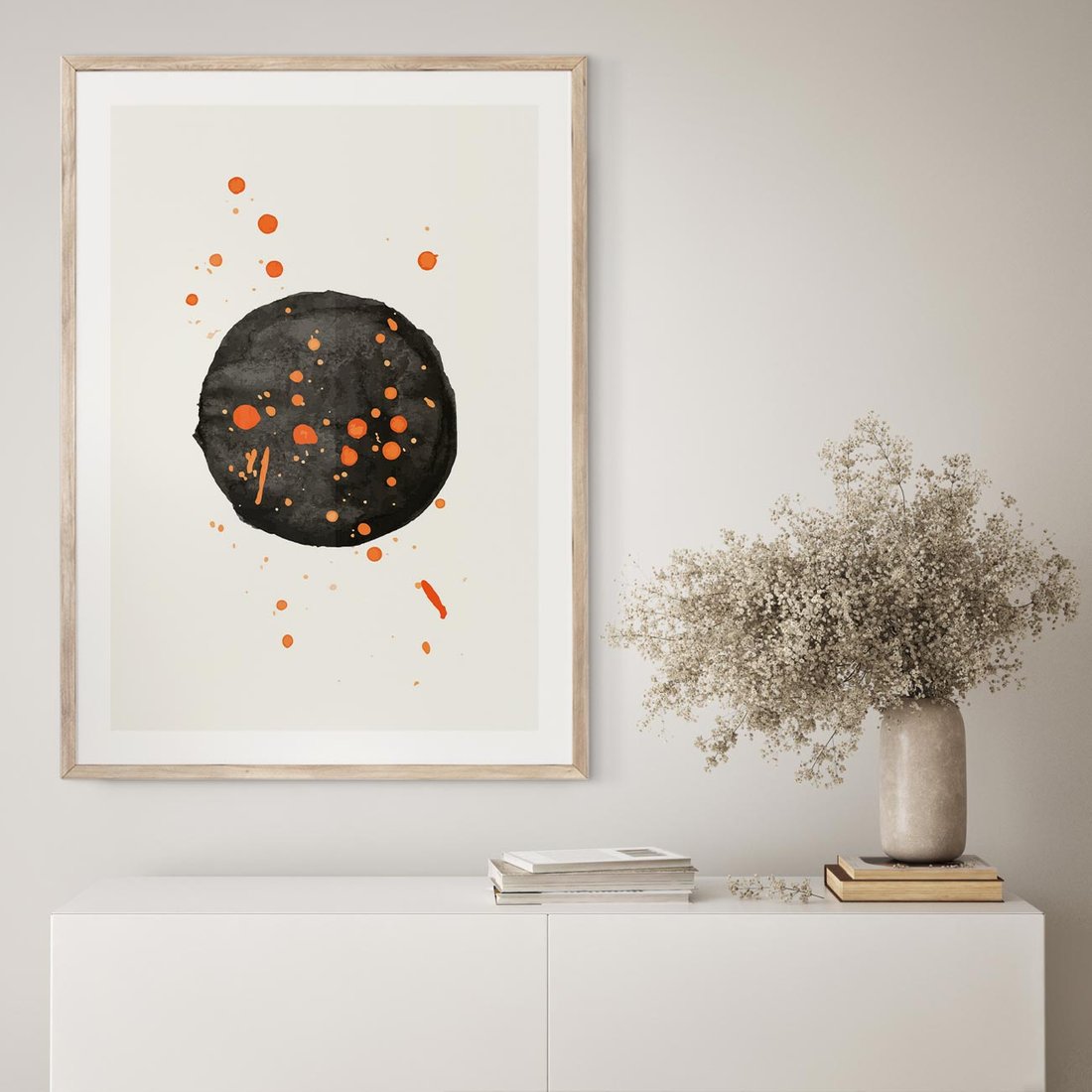 Plakat w ramie 40x50 - Impulsy Kreatywności - abstrakcyjna czarna plama, rozsiane pomarańczowe kropki - rama drewno