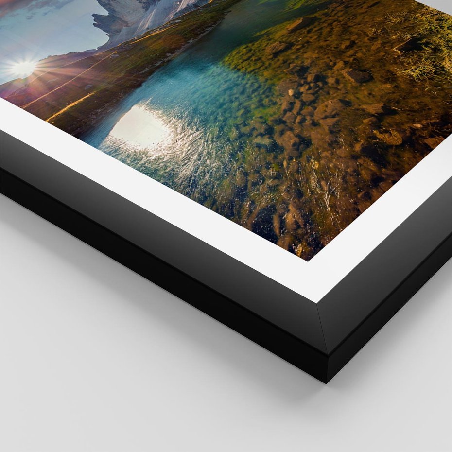 Plakat w ramie 40x50 - Jezioro wśród majestatycznych gór - jezioro, góry - rama czarna