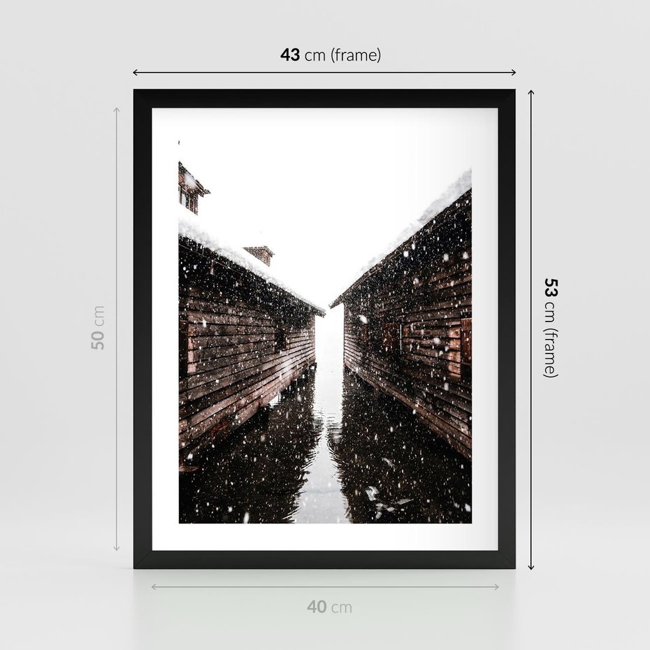 Plakat w ramie 40x50 - Spadający Śnieg - domek górski, w zimie - rama czarna