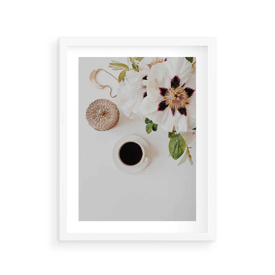 Plakat w ramie 30x40 - Bukiet Kwiatów i Kawa na Stole - fotografia, na stole bukiet - rama biała