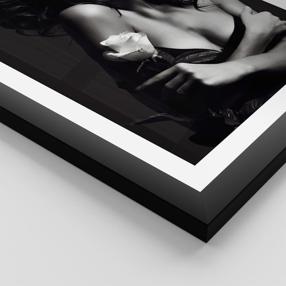 Plakat w ramie 30x40 - Piękno kobiecego aktu uchwycone - kobieta, akt - rama czarna