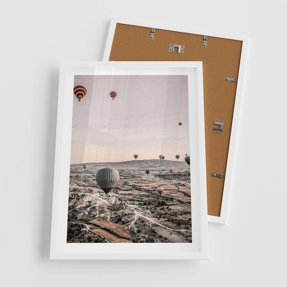 Plakat w ramie 50x70 - Wolność w Powietrzu - balony latające nas pustynnym krajbrazem, balony do latania - rama biała