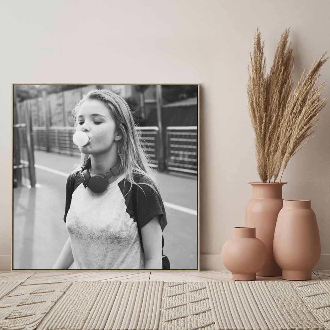 Obraz w ramie 50x50 - Letnia Młodość - nowoczesna fotografia, czarno biała - rama drewno