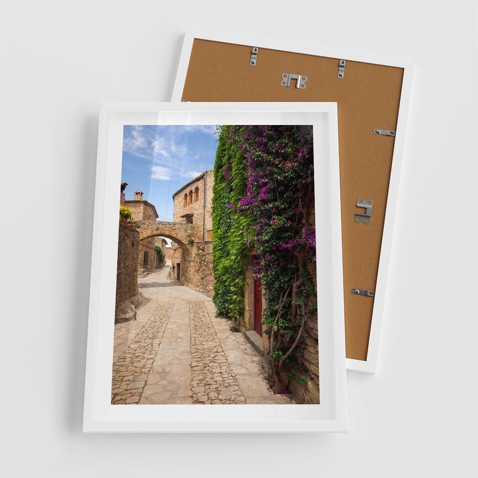 Plakat w ramie 50x70 - Uliczka pełna perspektywy i tajemnicy - uliczka, perspektywa - rama biała