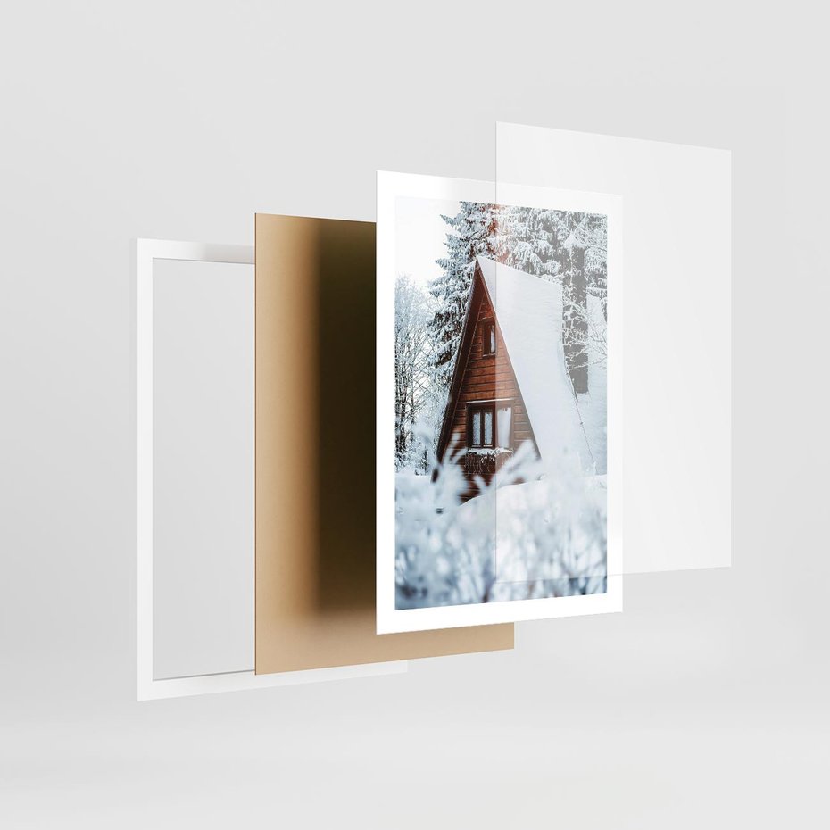 Plakat w ramie 50x70 - Zimowe Ustronie w Lesie - domek w lesie, zimowy las - rama biała