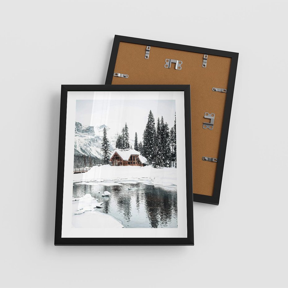 Plakat w ramie 40x50 - Urok Zimowego Krajobrazu - domek w górach, zima - rama czarna