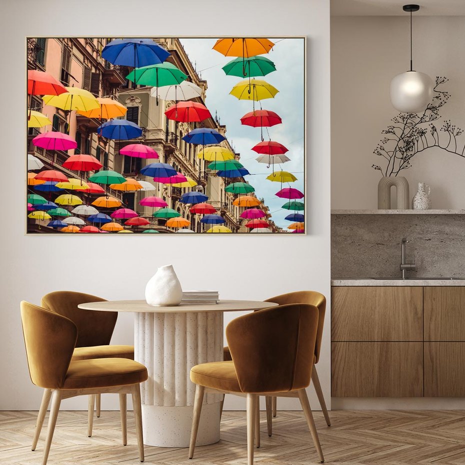 Obraz w ramie 70x50 - Barwna symfonia wyobraźni - fotografia, kolorowe parasolki podwieszone nad ulicą - rama drewno