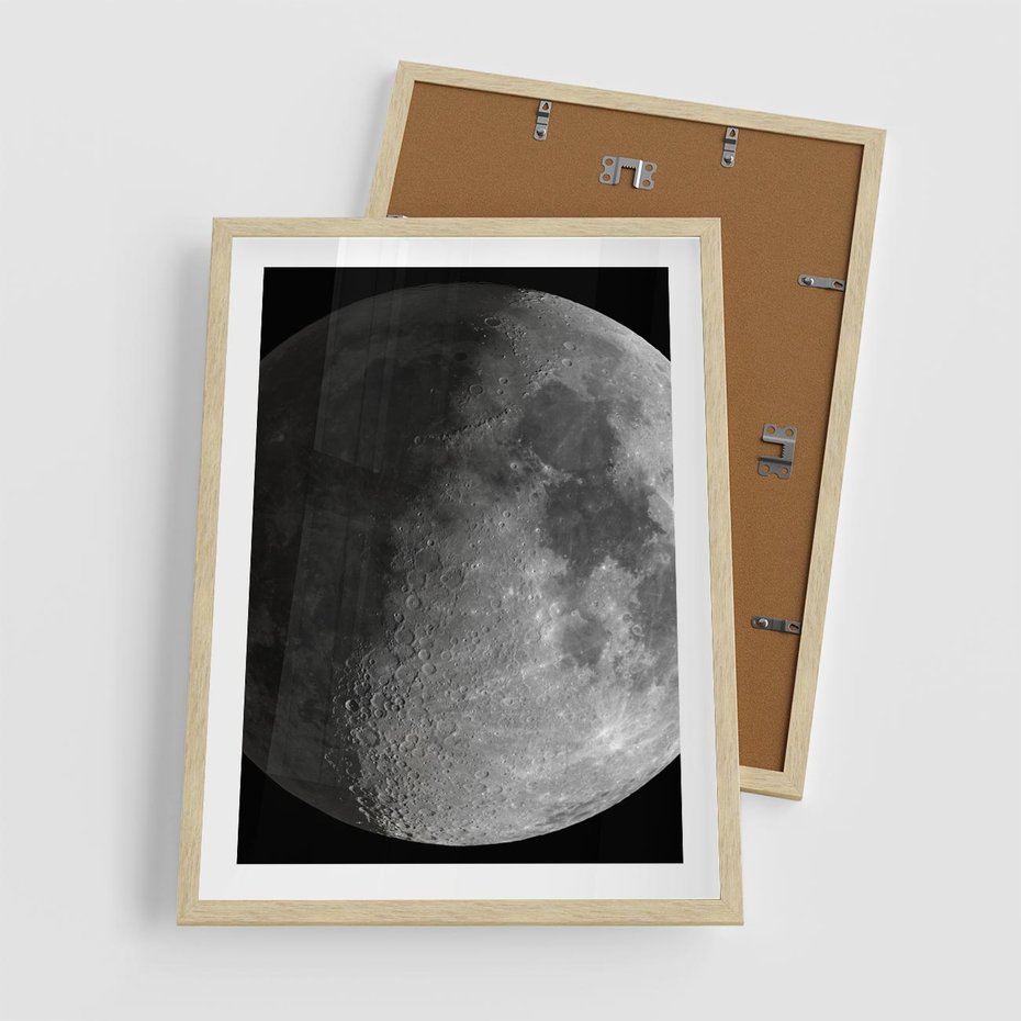 Plakat w ramie 50x70 - Kontrastowy księżyc w czerni i bieli - księżyc, czarno - rama drewno