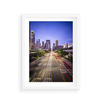 Plakat w ramie 30x40 - Światło nocnej ulicy - miasto, nocą - rama biała