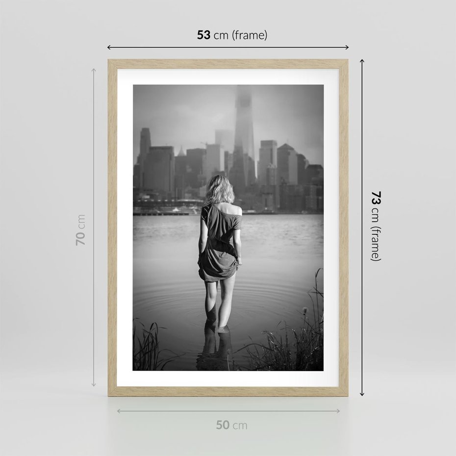 Plakat w ramie 50x70 - Kapiel w Mieście - czarno białe zdjęcie, kobieta wchodzi do wody - rama drewno